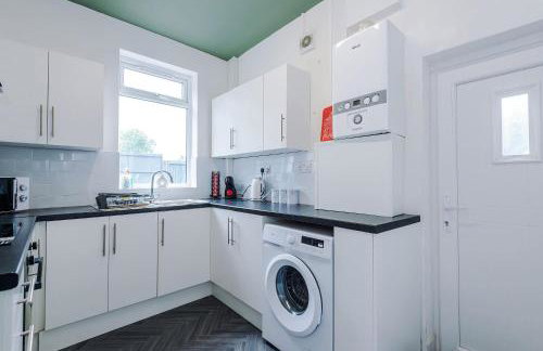 Spacious 3 Bed in Manchester by 53 Degrees Property, Perfect for Group Stays, Sleeps 8 with Free Parking! - Foto 4