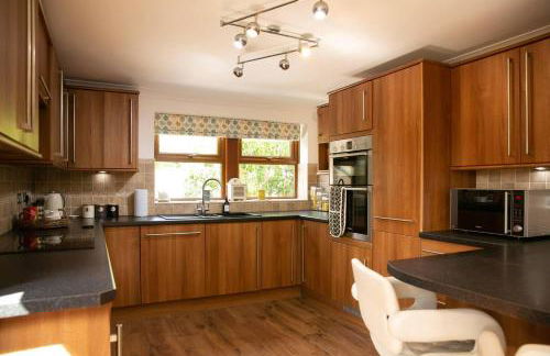 4 Bed House Sleeps 9 - Parking Garden Bbq Wifi - Foto 23