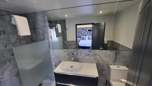 272 Accommodation - Photo 3, Shower