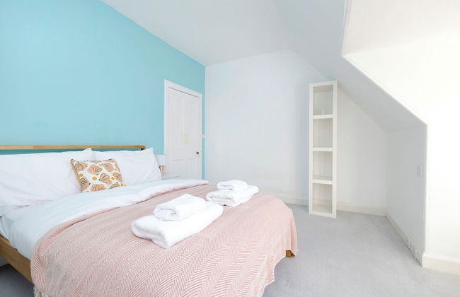 Delightful 3-bed Flat with Parking - Foto 1