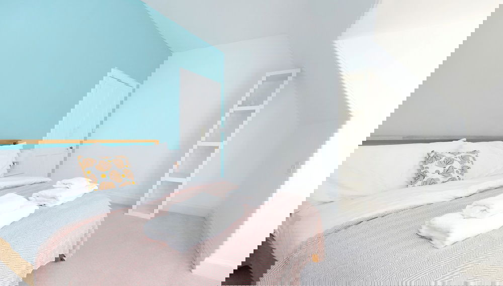 Delightful 3-bed Flat with Parking - Foto 1, Habitación