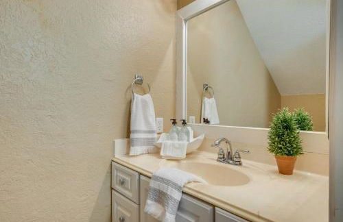 College Station Gem with Pool Access Near University - Foto 13