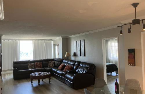 Oceanview on SAND located in Ocean Manor Resort Fort Lauderdale Beach 2 bed 2 bath spacious corner unit partial ocean view - Foto 37