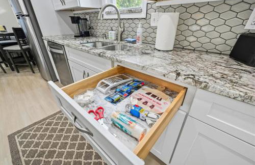 New Lakefront Getaway Private Hot Tub Min to DMC - Foto 26