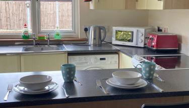 Two Bedroom Bungalow No2 - Secure Gated Parking - Foto 5, stove