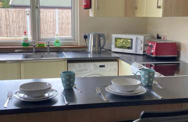 Two Bedroom Bungalow No2 - Secure Gated Parking - Foto 5