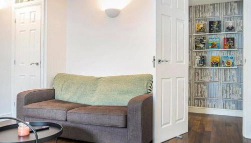 Central 2-Bed, 2-Bath Apartment - Photo 5