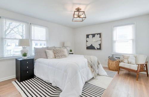 Stylish 3BR w Sunroom & Deck - Foto 14