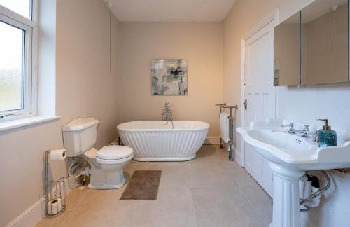 Detached House In Prestwich Sleeps 10 with Parking - Foto 37