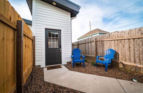 Contemporary 2BR2BA w-King - Den - Private Entry-Yard - Foto 25