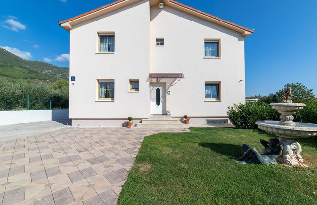 Spacious Holiday Home With Pool and Hot Tub in Kastel Stari - Foto 23