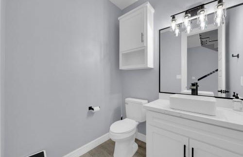 Relax and Unwind in this Modern Spacious Townhome - Foto 12