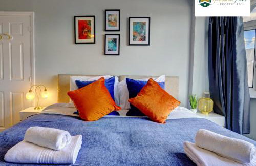 4 Bedroom House - Sleeps 7, Near Coventry Airport, City Centre, Free Wi-Fi with Driveway Parking & Garden, Full Kitchen - AHC - Photo 11