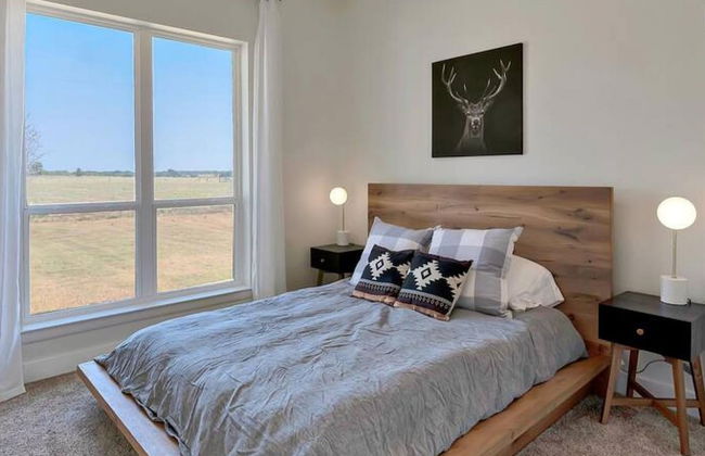 New Luxury Texas Farmhouse - Photo 28