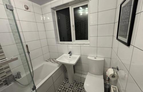 Entire House, Parking, Facilities, sleeps up to 6, suitable for contractors, families or NHS - Foto 34