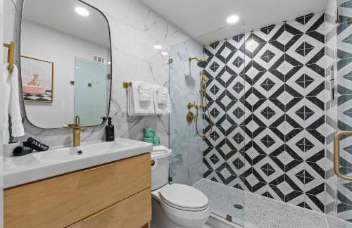 Chic 2BR flat with fireplace & gated parking - Foto 15