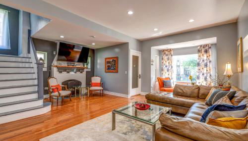 Spacious 5-BR House near Transit w Parking - Foto 4