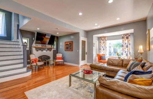 Spacious 5-BR House near Transit w Parking - Foto 4