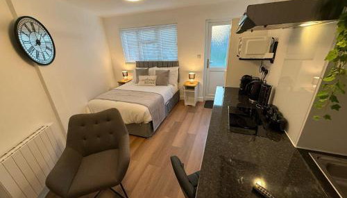 Newly Renovated Guesthouse with Free Parking - Foto 5, stove