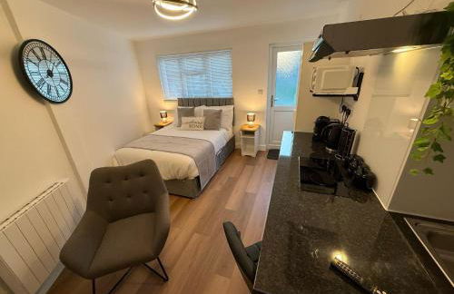 Newly Renovated Guesthouse with Free Parking - Photo 5