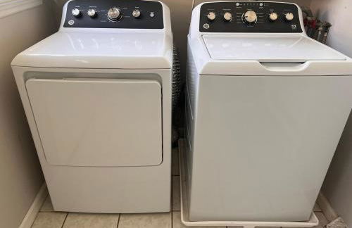 Cozy Stay Near DT with Deck and Yard - Foto 9