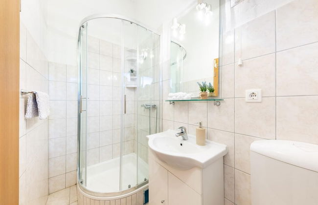 Spacious Prgomet Retreat With Private Pool, Fitness Centre, and Garden - Foto 35