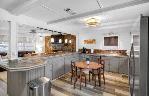 Lakefront Cabin with Private Dock - Foto 7