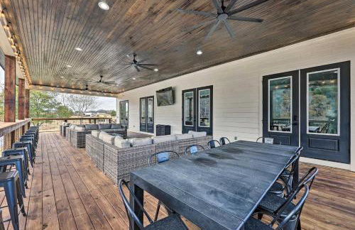 Lavish Riverfront Escape with Gas Grill! - Foto 38