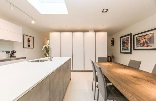 Architect-Designed Luxury Retreat 3BR Chessington - Pass the Keys - Photo 18