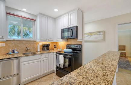 Walkable to Beach, Restaurants, Entertainment! - Photo 9