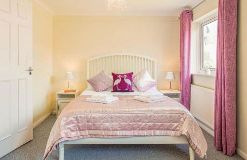 Central 2 Bed House w/ Garden and Free Parking! - Photo 70