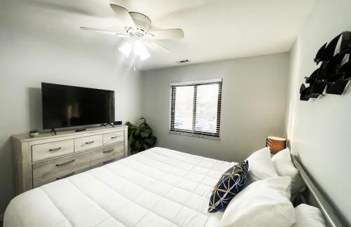 Modern Condo Central Huron Boat Basin Area - Foto 13