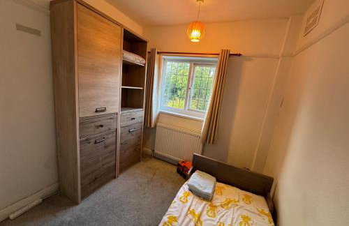 3 Bed House in Cheam, London with Garden, Parking and Playground - Photo 18