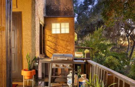 Spanish Revival Charm in Silver Lake w Patio BBQ Walkable Location Maltman Manor by AvantStay - Photo 30