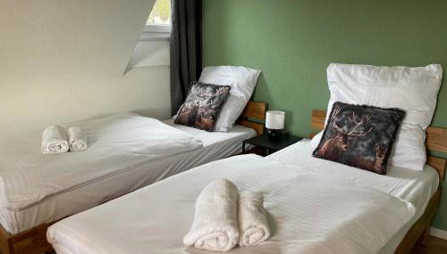 Großes Apartmenthaus,Ferienwohnung Mut mit 90 qm2, großer Aufenthaltsbereich für Firmen, Gruppen, Familien, Nahe Ulm, 3 Schlafzimmer, WLAN,Hotel-TV,Einzelbetten,Garten,ruhige Lage,Bettwäsche,Handtücher inklusive,Self Check-in,Nahe BWK,Uni,Legoland - Foto 5