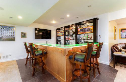 The Irish Grand4BR Home 05 Mi to ND Sleeps 20 - Photo 6