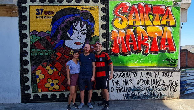 Tour por la favela Santa Marta con comida o partido de fútbol - Foto 2, Veremos los coloridos murales de la favela Santa Marta
