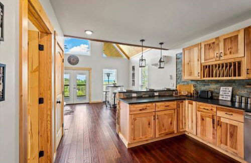 TN Whiskey Cabin- Lake and Mtn Views- Covered Deck- Game Room- Pool Table- Pets - Foto 14