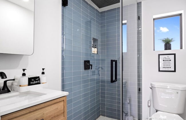 Stunning 3 Bd Pool House w Enchanting Water Views - Foto 30