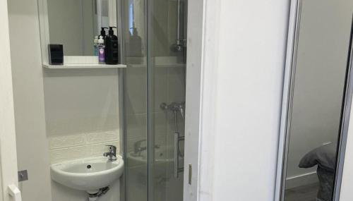 1 Bed Studio - Sleeps 2 - Smoking - Parking - Wifi - Foto 5