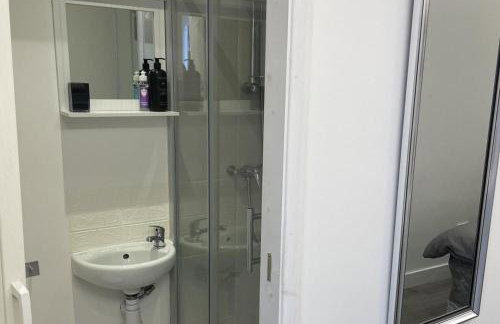 1 Bed Studio - Sleeps 2 - Smoking - Parking - Wifi - Foto 5