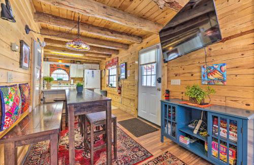 Rustic Duck Creek Village Cabin with Fire Pit! - Foto 2