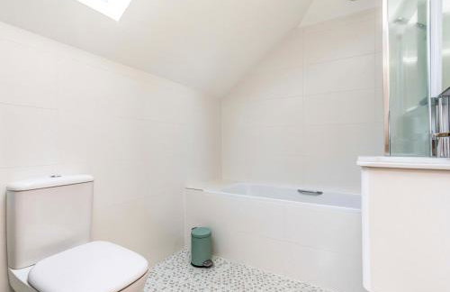 Stylish and fresh 4 bed beach house with garden - Pass the Keys - Foto 14