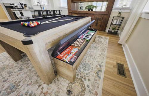 Family Spacious 5BR Retreat w Game Filled Basement Suite - Foto 23