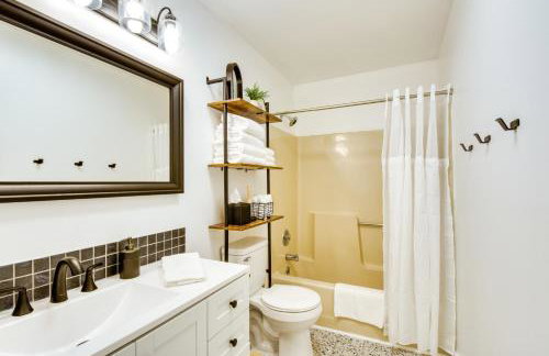 Newry Retreat in Converted Church with Shared Patio! - Foto 13