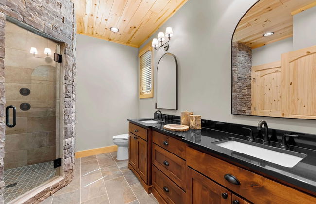 Black Bear Lodge by Avantstay Lakefront, Dock, Pool, Theater Sleeps 20+ - Foto 46