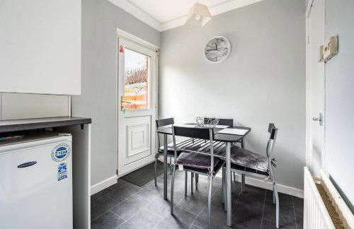 Scotia House -3 bed house in Larkhall with private driveway - Photo 24