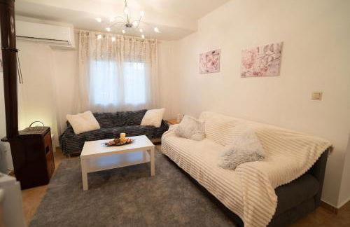 Mary's Downtown Home - a stroll away from Mount Vermio - Photo 20