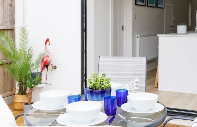 Stylish 2 Bed City Stay - Photo 24