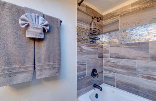 Rustic Log Cabin with Studio about 5 Mi to Pikes Peak! - Foto 16